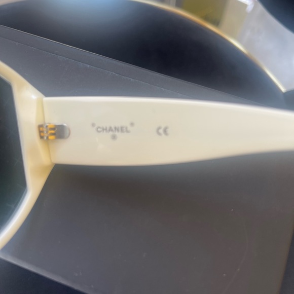 Chanel mirrored white sunglasses - Picture 3 of 4